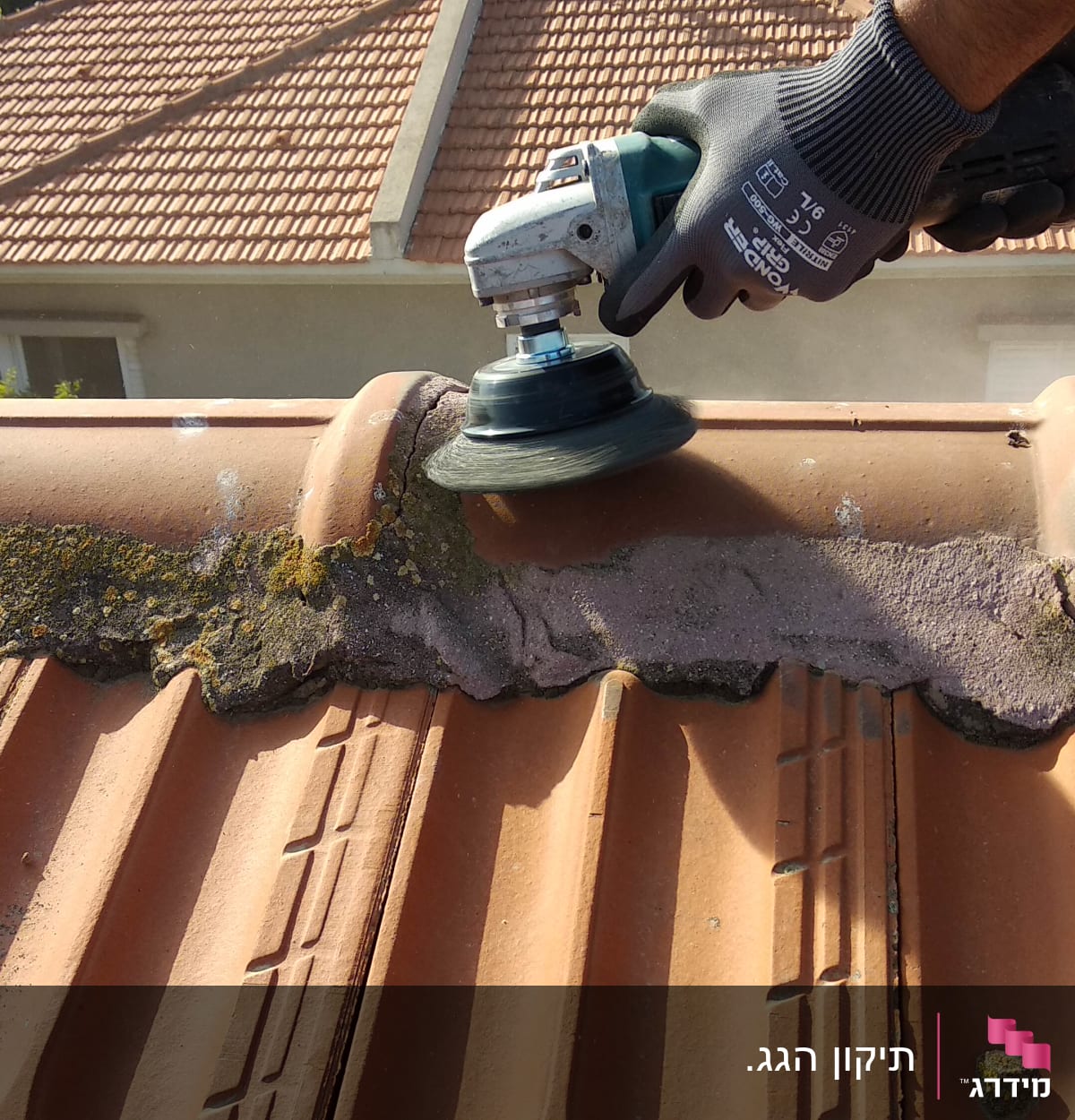 עובד עם כלי חשמלי מנקה רעפים על גג